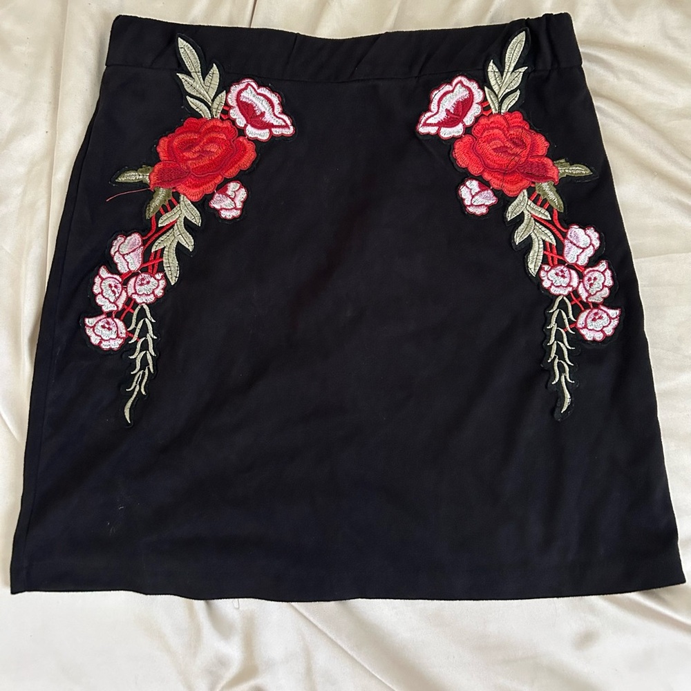 Mini skirt with flower embroidery in suede